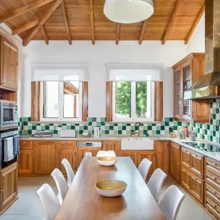 Sleeps 14 Pool Air Con Wifi Willa